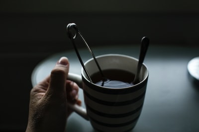 黑色和白色陶瓷咖啡杯
